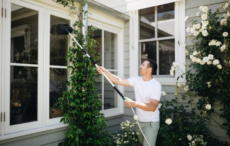 Cleaning the windows with Hoselink's Extendable Cleaning Brush