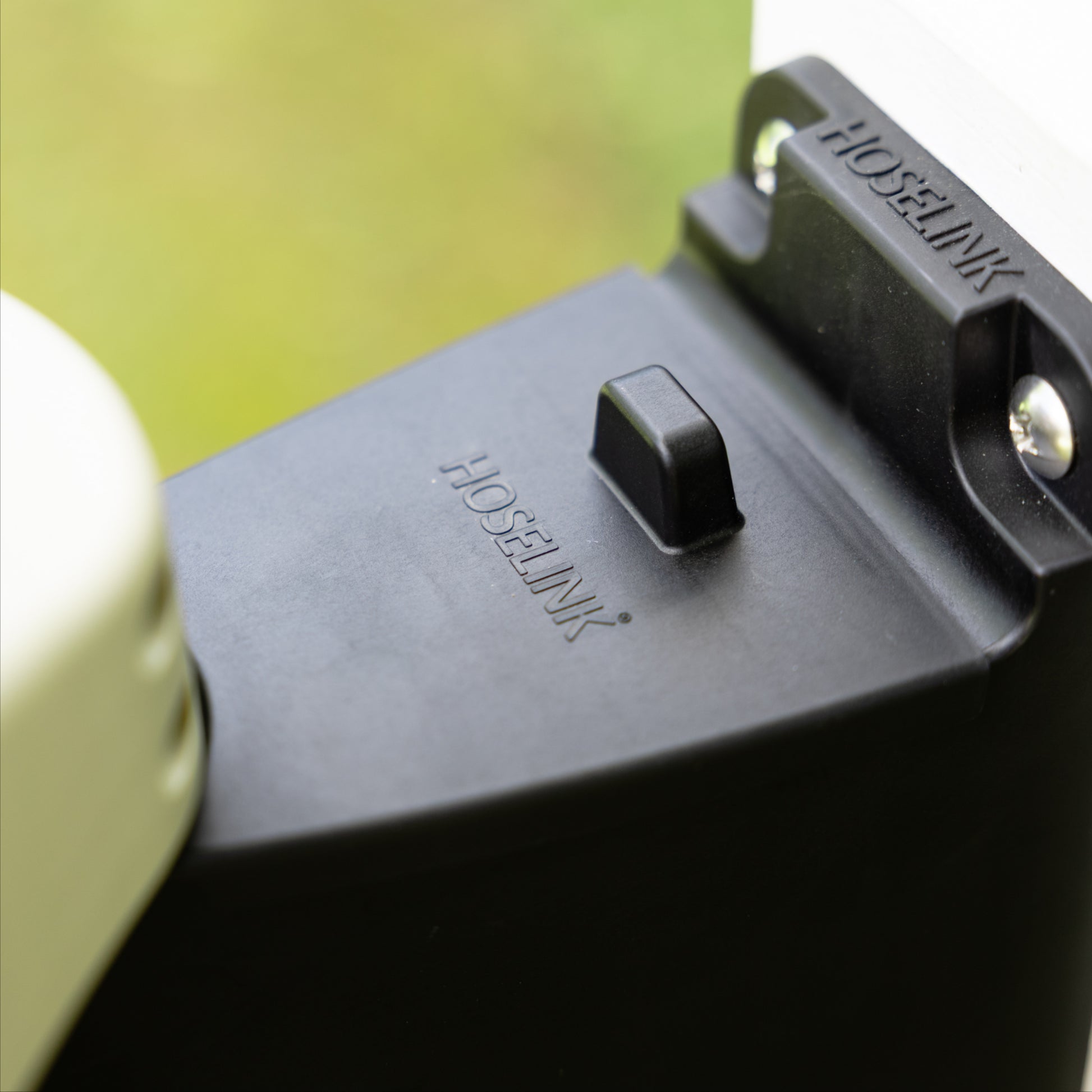 Close up of evolve bracket lid installed on a bracket with a beige retractable reel 